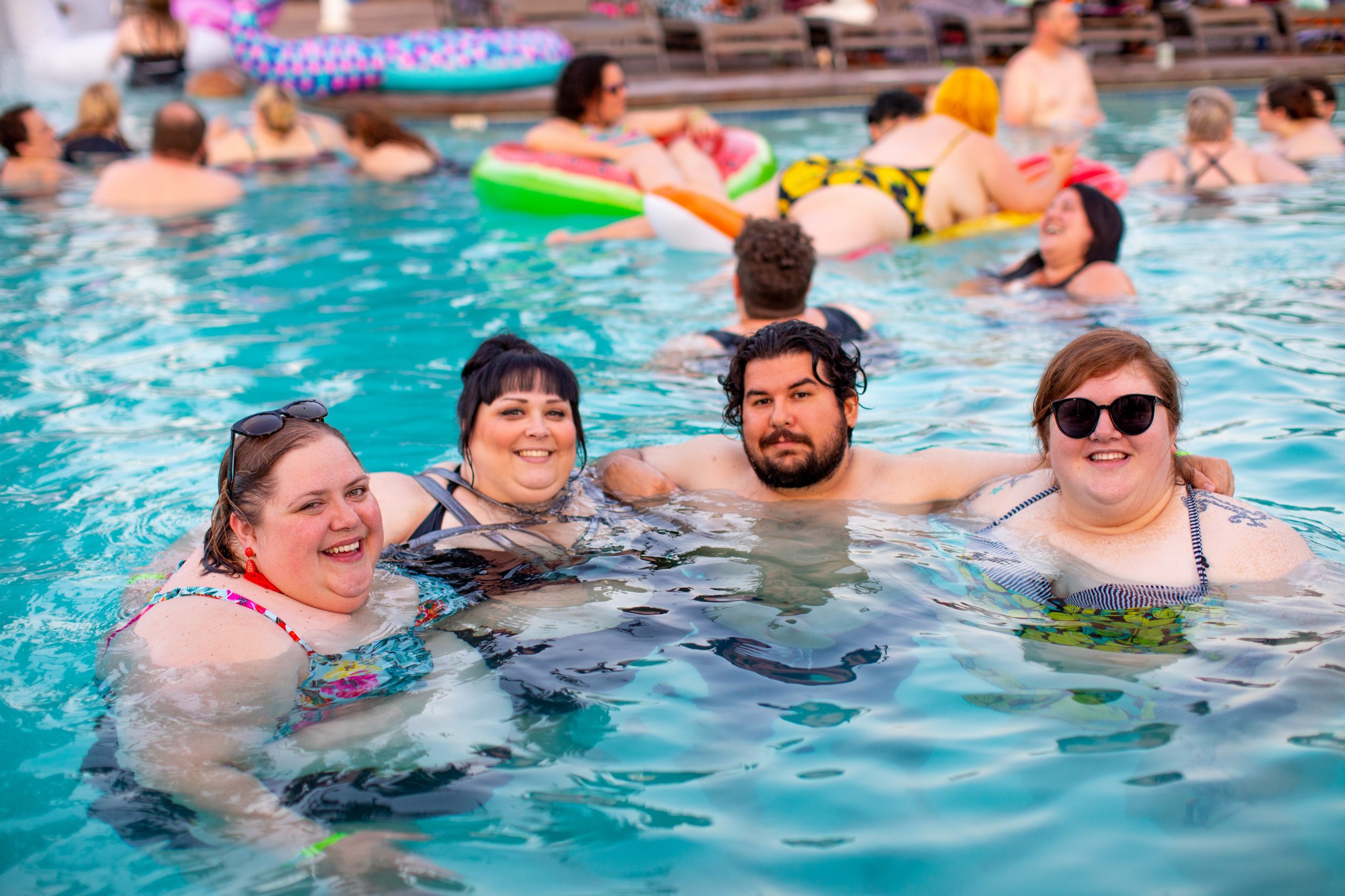 grupa w basenie na aqua aerobiku