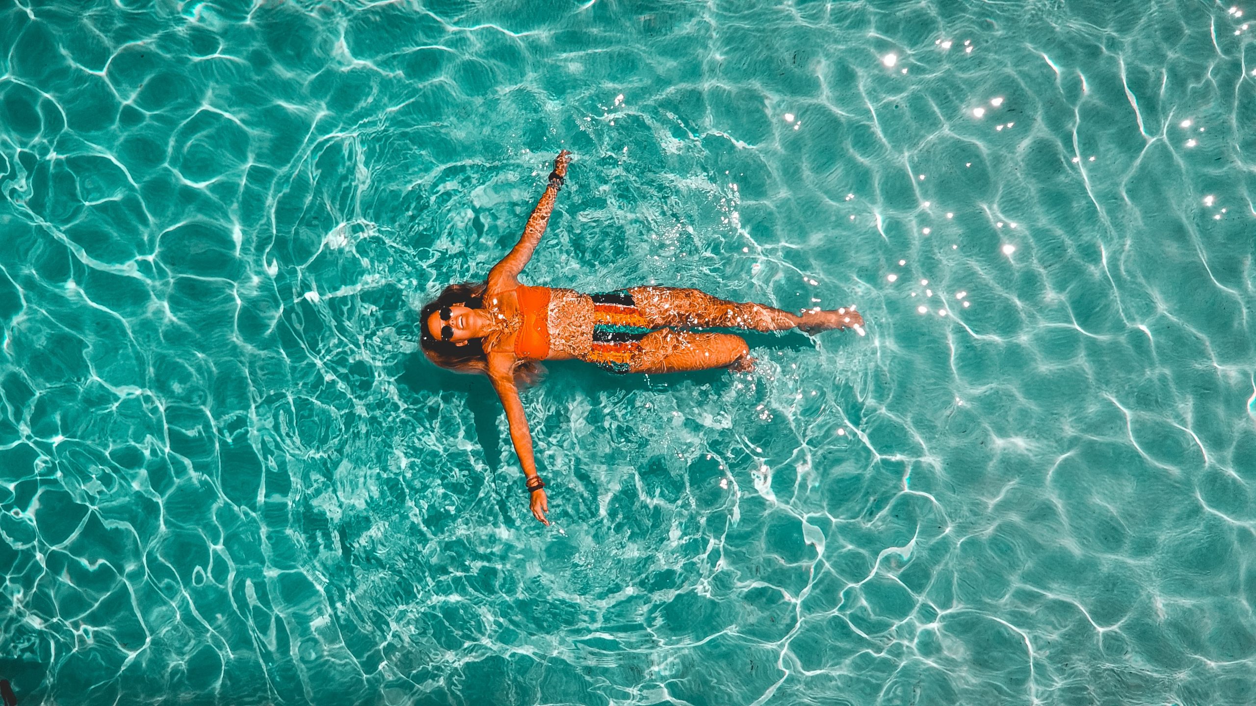 kobieta leżąca na plecach na wodzie